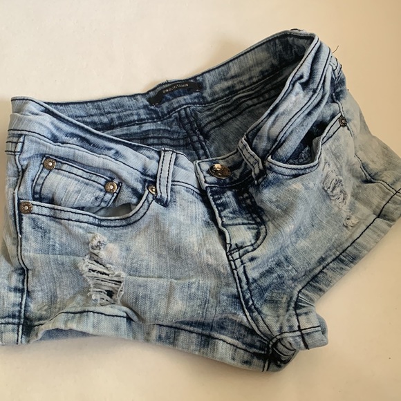 ‼️SOLD‼️ 3/$15 Distressed Jean Shorts size S - Picture 4 of 5